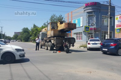 Мотоциклист врезался в автокран на пешеходном переходе в Батайске