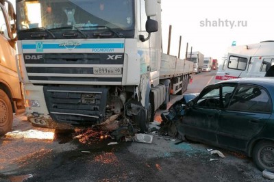 При обгоне Daewoo врезался в грузовик на ж/д переезде в Ростовской области: погибла женщина