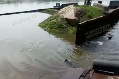 Утонул причал семикаракорской переправы на реке Дон, паром не работает: видео