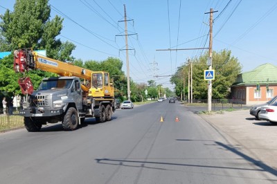 Строительный кран задавил 48-летнюю женщину на пешеходном переходе в Ростовской области