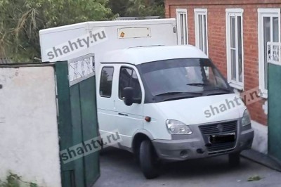 В Шахтах задавлен 45-летний мужчина: покатилась припаркованная «Газель»