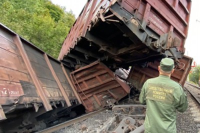 Грузовой поезд из Ростовской области сошел с рельсов из-за взрыва полотна