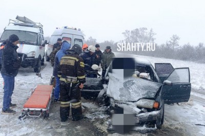 Зажало женщину в авто в результате ДТП на заснеженной трассе в Ростовской области