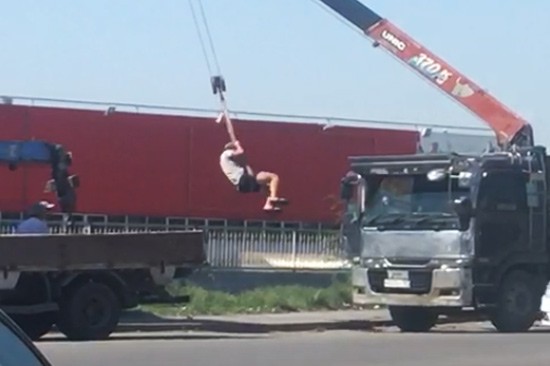 В г. Шахты парни развлекались, сделав качели из манипулятора [Видео]