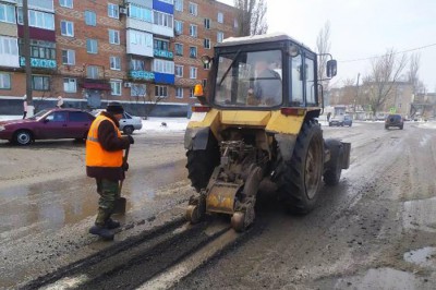 В Шахтах вновь ремонтируют дороги по грязи