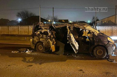 Погибли две девушки-пассажирки: минивен врезался в тонар на трассе под Ростовом