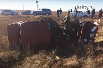 ВАЗ влетел в трактор на дороге в Ростовской области: 30-летний водитель погиб