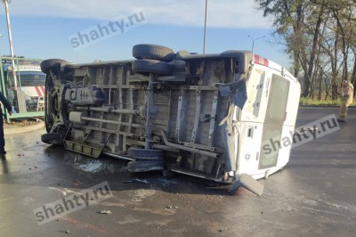 Перевернулся Ford Transit с людьми, попав в аварию на трассе в Ростовской области