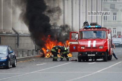 В Шахтах сгорел автомобиль Lada Granta на Майском