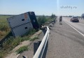 Перевернулся фургон с арбузами: лопнуло колесо на трассе в Ростовской области