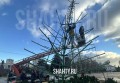 Демонтировали городскую елку в Батайске: ее накренил ветер