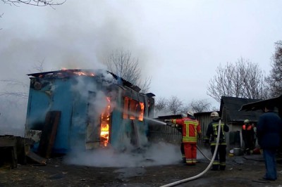 В г. Шахты сгорело бесхозное строение на улице Чкалова