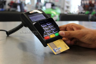 Парень нашел на улице в Шахтах чужую банковскую карту и пошел по магазинам