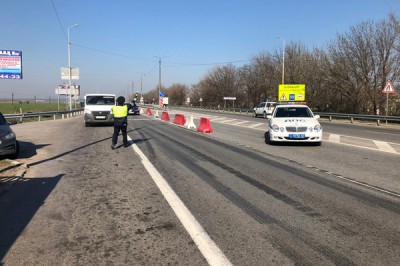 На въездах в Ростов начали массово проверять водителей и пассажиров