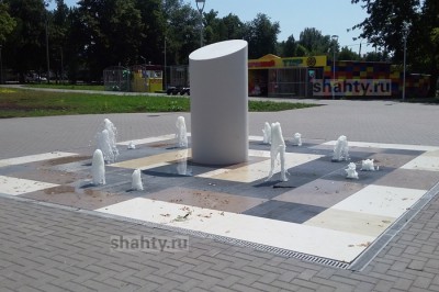 В Шахтах фонтан в парке работает по странному графику