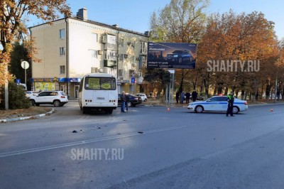 В Шахтах разбился мотоциклист, столкнувшись с автобусом на проспекте Победа Революции