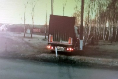 Фура DAF протаранила отбойник и врезалась в дерево на трассе М-4 «Дон»: водитель погиб