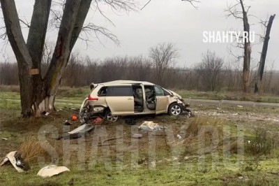 Погибла пассажирка: опрокинулась Toyota Sienna на трассе в Ростовской области