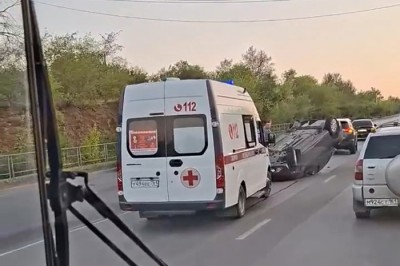 В Шахтах перевернулся автомобиль на дороге Центр — Артем