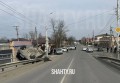 Кроссовер опрокинулся на тротуар в ДТП в Батайске