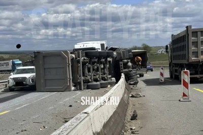 В Ростовской области опрокинулся грузовик на трассе М-4 «Дон»: образовался затор