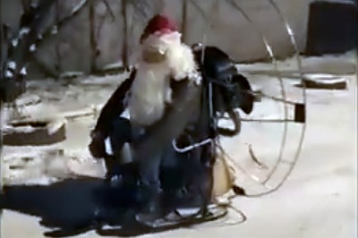 Житель г. Шахты в образе Деда Мороза прокатился на парамоторе [Видео]