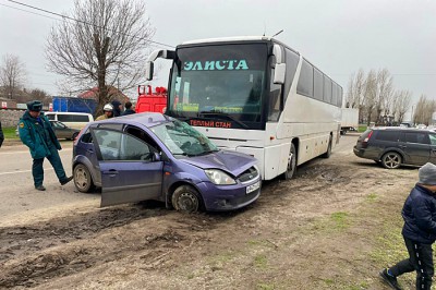 Погиб водитель Ford Fiesta, подставившись под автобус Mercedes в Ростовской области