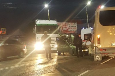 Столкнулись такси и маршрутка в городе Шахты на перекрестке