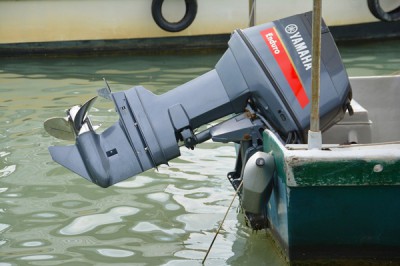 Украли мотор с лодки у рыбака на берегу реки Мертвый Донец