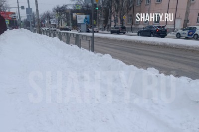 В г. Шахты бабуля упала у автобуса из-за снега, пришлось ее поднимать