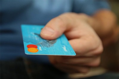 Житель Шахт снял с карты друга 60 тысяч рублей, пока тот спал