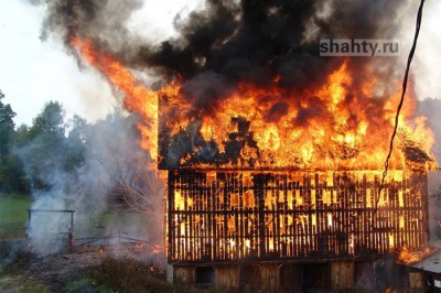 В Шахтах сгорела «заброшка» на улице Рожкова