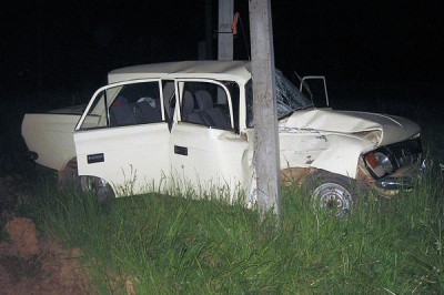 Водитель «Москвича» врезался в дерево и погиб в Тацинском районе