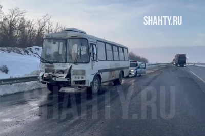 Рядом с г. Шахты на трассе М-4 автобус врезался в грузовик