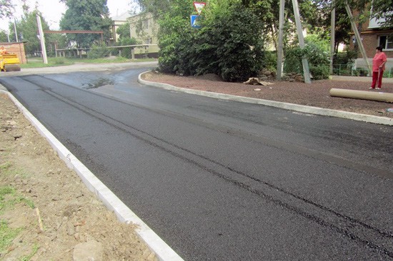 В г. Шахты на Артеме завершают ремонт дороги по улице Искра