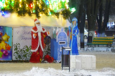 В Шахтах на городской елке появились новая светодиодная гирлянда, Дед Мороз и Снегурочка