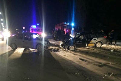 В Шахтах такси лоб в лоб столкнулось с иномаркой на Парковой: пострадал 16-летний пассажир