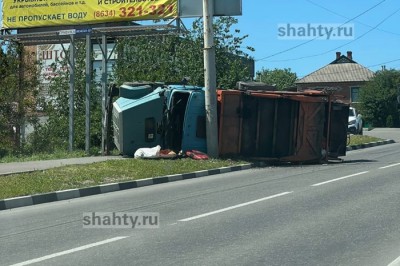В Шахтах перевернулся мусоровоз на улице Маяковского