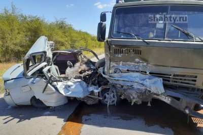 ВАЗ врезался в грузовик с зерном на встречке в Ростовской области: водитель погиб