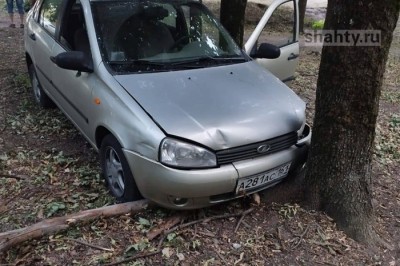 Водитель умер за рулем от сердечного приступа в Ростове: машина врезалась в дерево