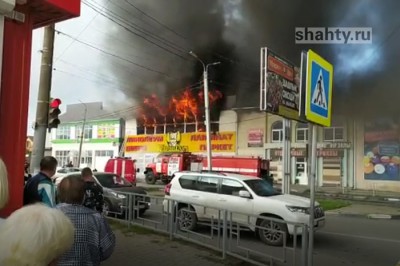 В Шахтах сгорел крупный магазин отделочных материалов на проспекте Чернокозова: видео