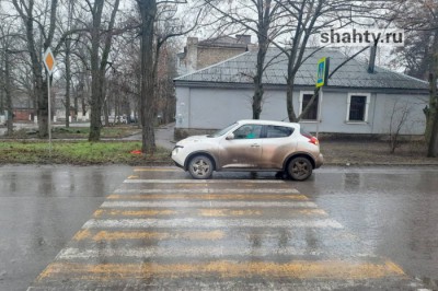 Автоледи сбила женщину в Шахтах на пешеходном переходе на улице Пролетарской