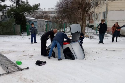 Женщину вытащили через багажник: машина провалилась под асфальт в Азове