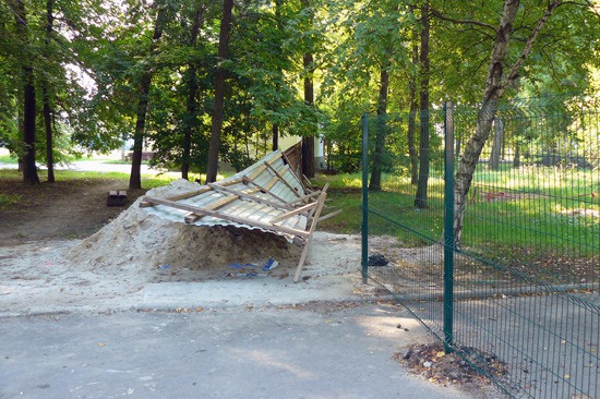 В г. Шахты вандалы сломали забор в Александровском парке