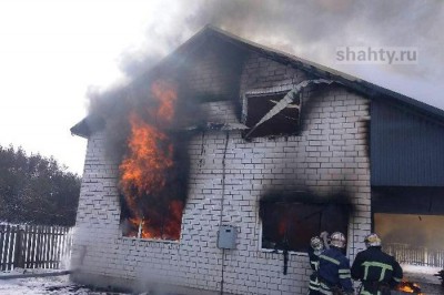 В Шахтах спасли людей из горящего дома