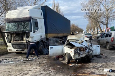 Трое погибли в ДТП, столкнувшись на ВАЗе с грузовиком DAF в Ростовской области