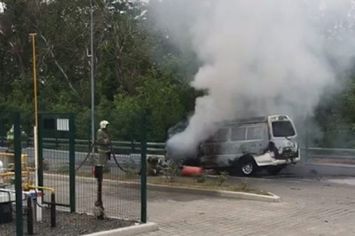 На въезде в Шахты загорелся фургон Hyundai на заправке