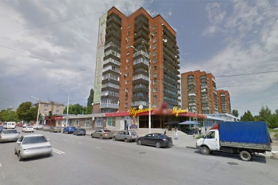 В г. Шахты упала часть балкона с 14-этажки из-за ветра, едва не угодив в людей и машины