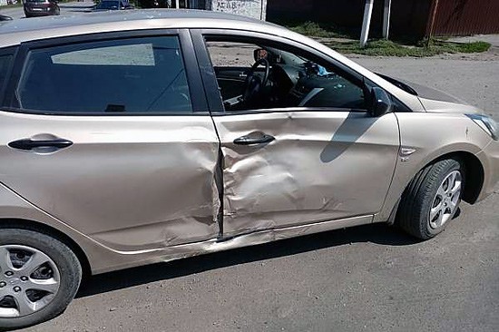 В г. Шахты мопед Orion врезался в Hyundai Solaris — пострадали двое молодых людей