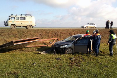 Иномарка снесла рекламный щит на трассе: пострадала автоледи